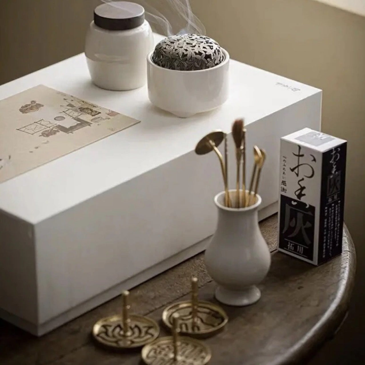 Grass and Wood Gray White Porcelain Fragrant Seal Set