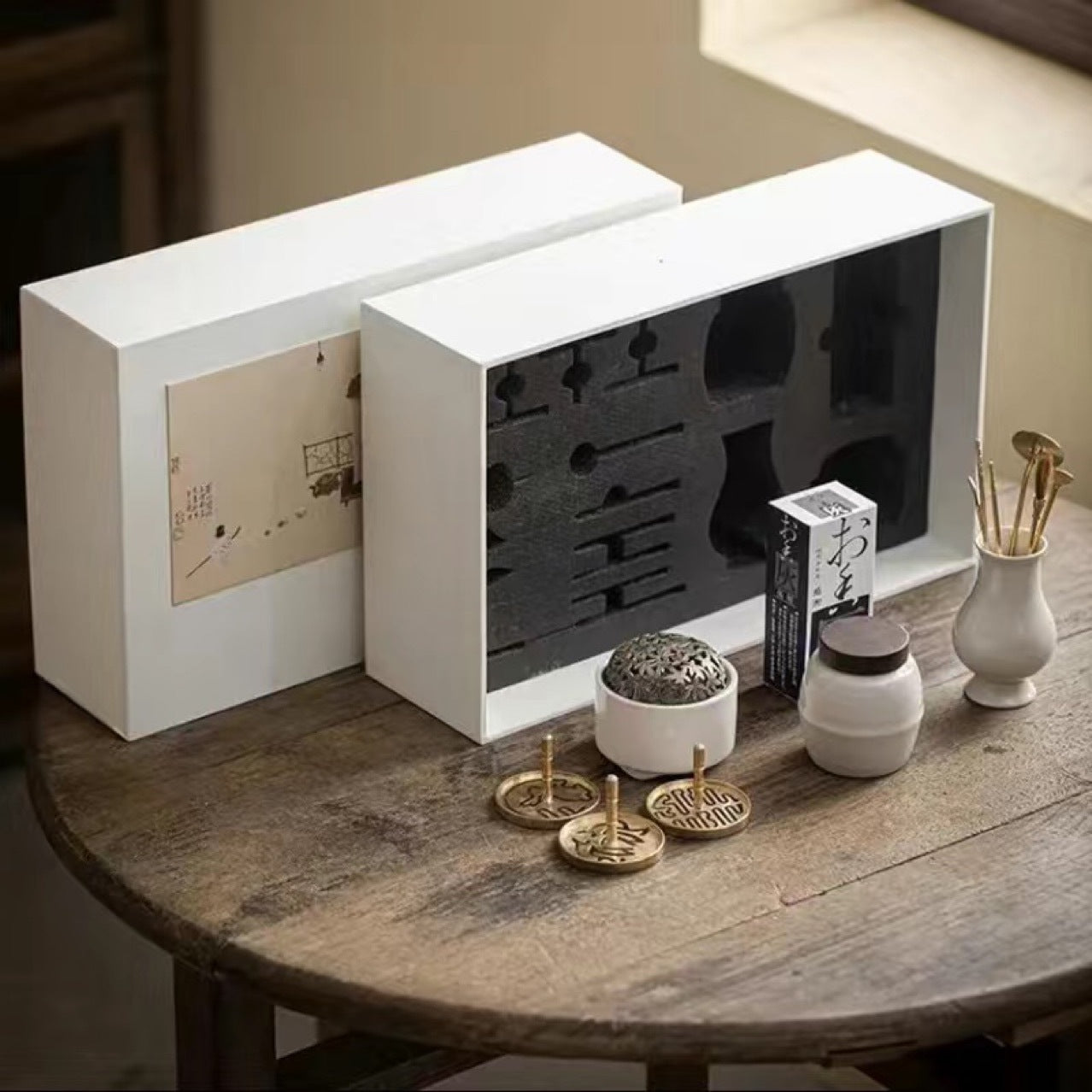 Grass and Wood Gray White Porcelain Fragrant Seal Set